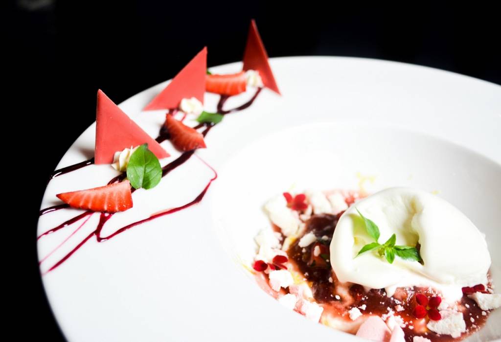 atlantis-tomate-e-morango-confitados-com-especiarias-%c3%a0-la-creme-de-fromage-blanc-onctueux-e-sorbet-de-cream-cheese_cr%c3%a9dito-carolina-rbaelo