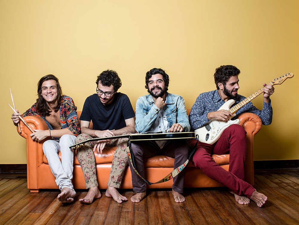 Pedro Mib (voz e guitarra), Eric Camargo (voz e guitarra), Jota Costa (baixo) e Pedro Tentilhão (bateria) em foto de Jorge Bispo: o quarteto do Baltazar