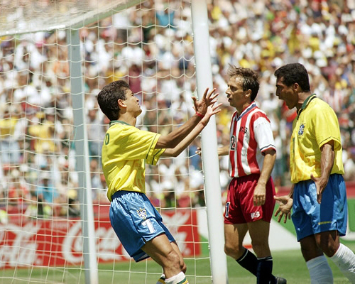 Bebeto recebeu um passe milimétrico de Romário, fez o gol da classificação e declarou seu amor ao companheiro de ataque