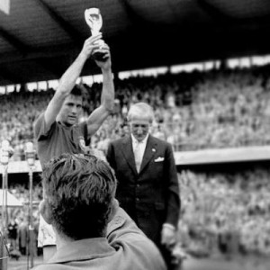 Atendendo a pedidos dos fotógrafos, Bellini ergueu a taça o mais alto que pode, com o rei sueco ao fundo.