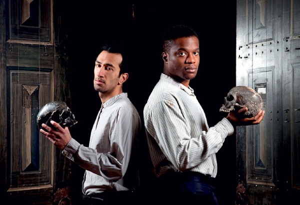 Naeem Hayat e Ladi Emeruwa, que dividem o papel de Hamlet (crédito: Bronwen Sharp/Divulgação)