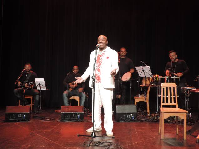 Nando Cunha em cena: música entremeada por histórias pessoais e do samba