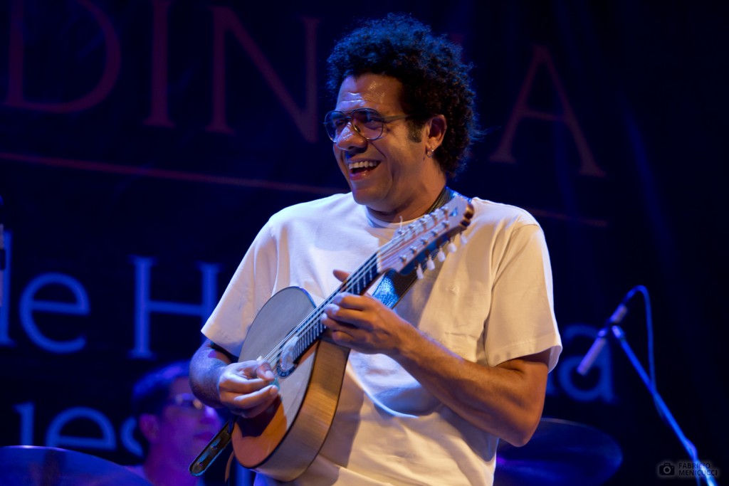 Hamilton de Holanda com seu bandolim de dez cordas: gafieira contemporânea na Lapa e em Montreux