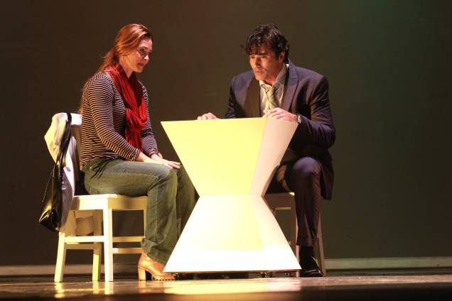 Closer - Perto Demais: peça ficou conhecida por sua adaptação para o cinema, dirigida por Mike Nichols Closer - Perto Demais: peça ficou conhecida por sua adaptação para o cinema, dirigida por Mike Nichols