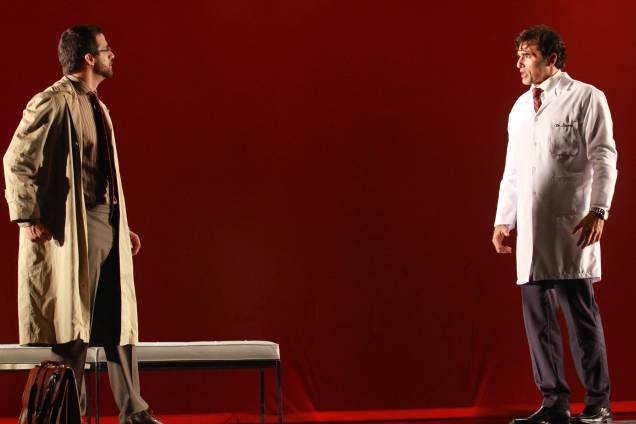 Closer - Perto Demais: peça ficou conhecida por sua adaptação para o cinema, dirigida por Mike Nichols Closer - Perto Demais: peça ficou conhecida por sua adaptação para o cinema, dirigida por Mike Nichols