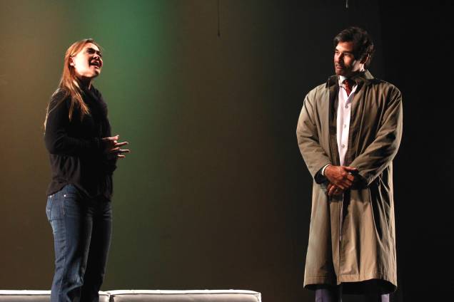 Closer - Perto Demais: peça ficou conhecida por sua adaptação para o cinema, dirigida por Mike Nichols Closer - Perto Demais: peça ficou conhecida por sua adaptação para o cinema, dirigida por Mike Nichols