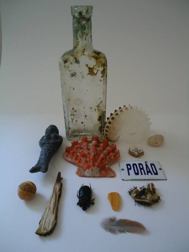 Coleções Marítimas: Jacqueline Siano apresenta uma instalação formada por objetos encontrados na praia