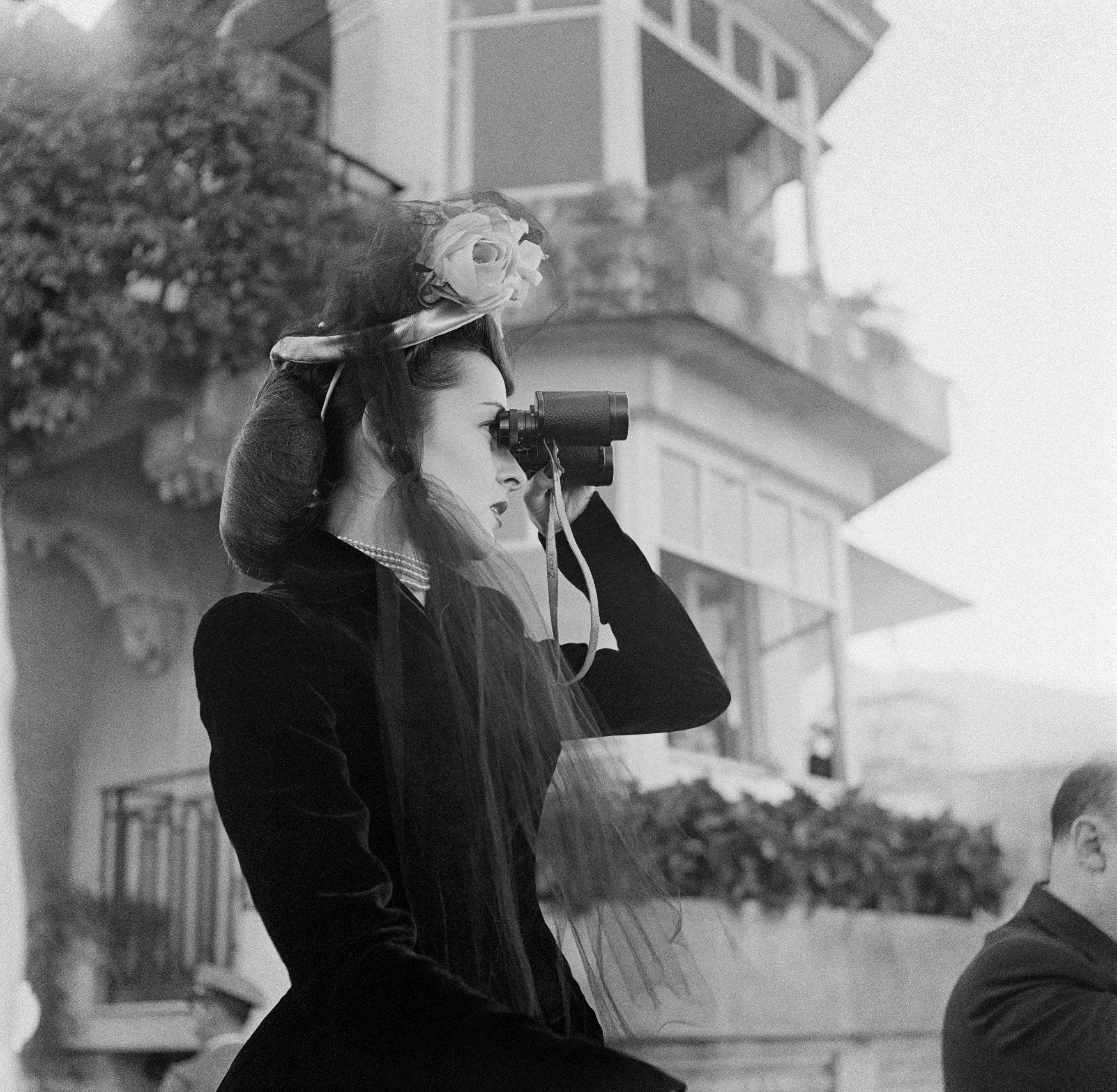dama-acompanhando-a-corrida-no-jockey-clube-rio-de-janeiro-1945-kurt-klagsbrunn.jpeg