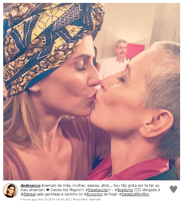 Deborah Secco tasca beijo na boca de Cássia Kiss Magro para divulgar novo filme, Boa Sorte