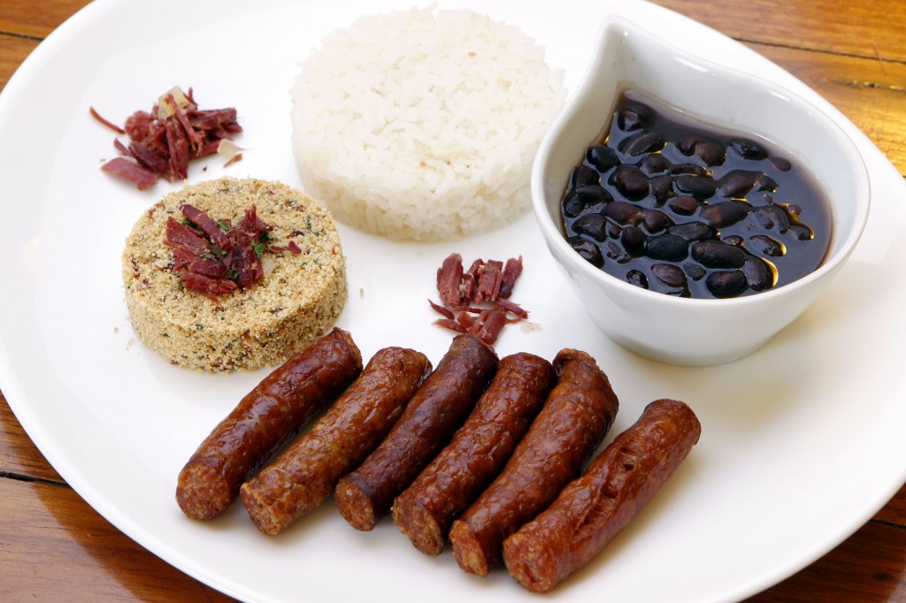 Linguiça Pavelka, farofa de alho, arroz e feijão: almoço a R$ 32,90 (foto: Rodrigo Azevedo)