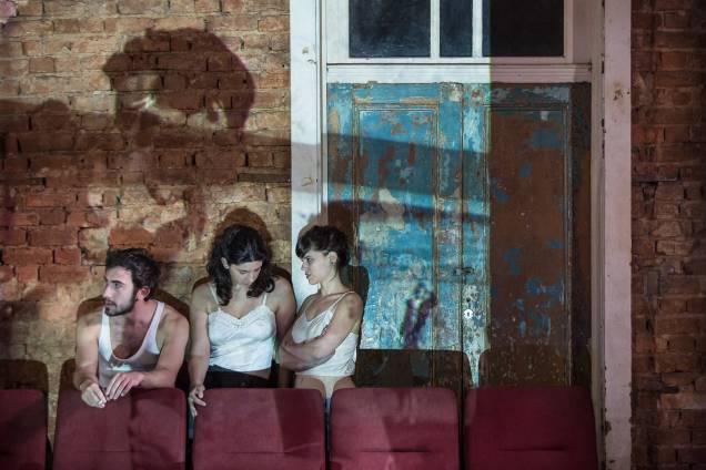 Domínio do Escuro: dramaturgia criada a partir de registros físicos e depoimentos gravados de idosos homossexuais Domínio do Escuro: dramaturgia criada a partir de registros físicos e depoimentos gravados de idosos homossexuais