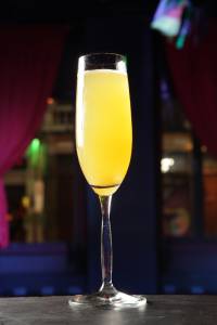 drinques-com-espumante-la-esquina O clássico bellini (R$ 26,00) é oferecido no La Esquina