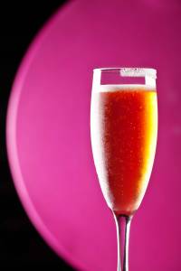 drinques-com-espumante-meza-bar-dark-lady Dark lady (R$ 26,00) do Meza Bar: vodca, licor de jabuticaba e espumante