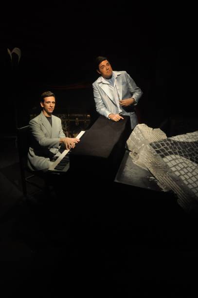 Fernando Ceylão, de pé, como Ivon Curi, ao lado de Leonardo Wagner, ao piano: musical sobre o ator e cantor