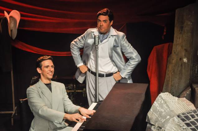 Fernando Ceylão, de pé, como Ivon Curi, ao lado de Leonardo Wagner, ao piano: musical sobre o ator e cantor