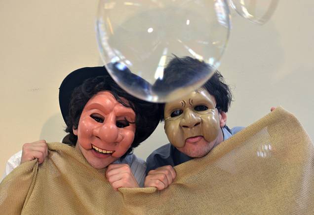 Epa!: espetáculo usa técnicas de máscaras balinesas e bolas de sabão