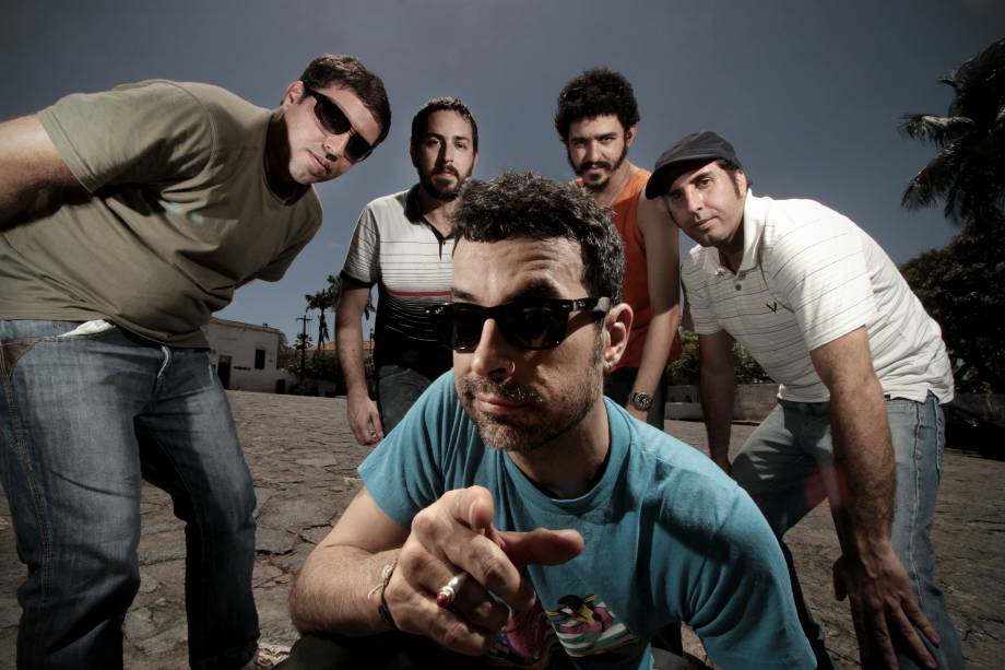 Kiko, Andret, Urêa, Rob e Fábio Trummer (na frente): o Eddie lança disco novo na cidade