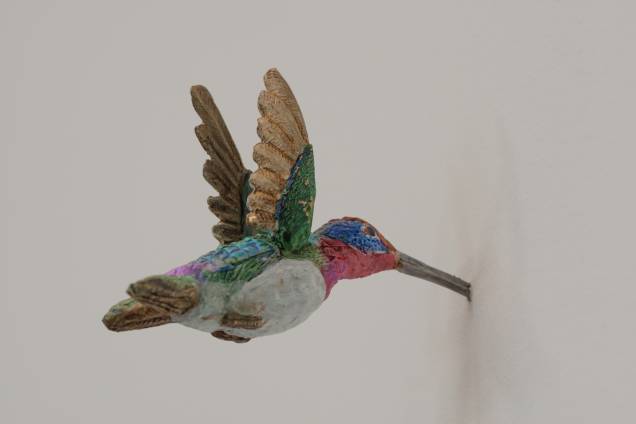 Detalhe de uma obra de Efrain Almeida: esculturas de pássaros