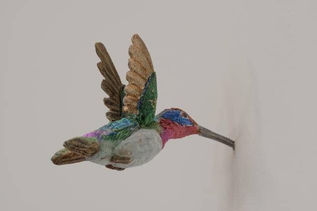 Detalhe de uma obra de Efrain Almeida: esculturas de pássaros Detalhe de uma obra de Efrain Almeida: esculturas de pássaros