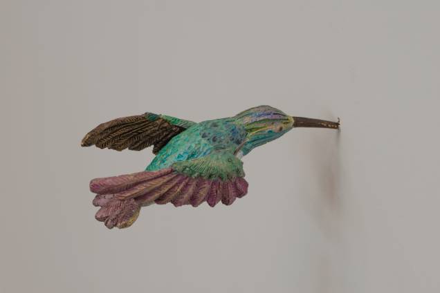 Detalhe de uma obra de Efrain Almeida: esculturas de pássaros