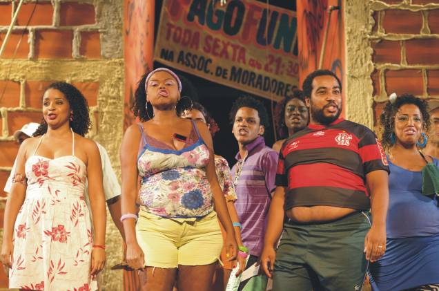 Parte do elenco do espetáculo: musical aborda o dia a dia de personagens típicos de favelas