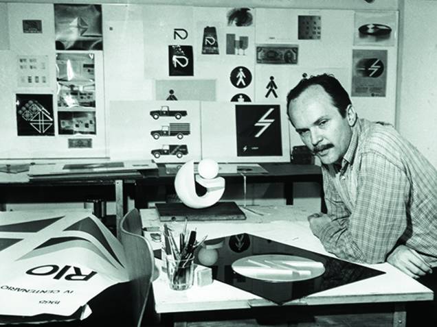 Aloísio Magalhães em seu escritório, 1966 Aloísio Magalhães em seu escritório, 1966