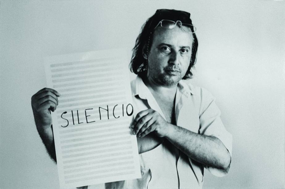 O músico e compositor com a partitura de Silêncio: a foto está no acervo da exposição