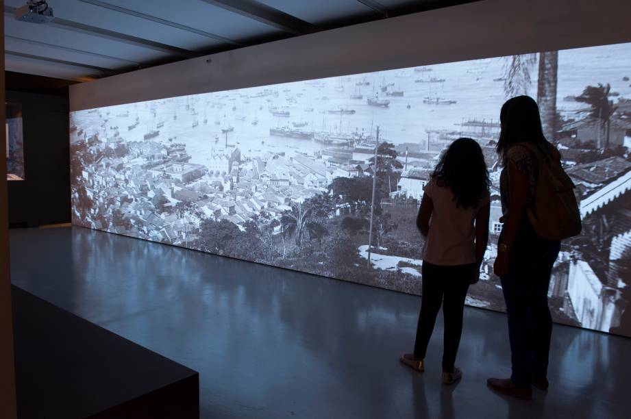 Visitantes diante do telão: a projeção passeia por fotos ampliadas