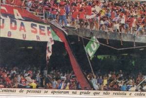 Trecho desprotegido da arquibancada logo depois da queda do alambrado