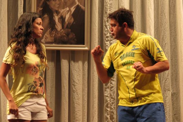 Casar pra Quê?: comédia romântica com Alessandro Anes e Michelle Martins