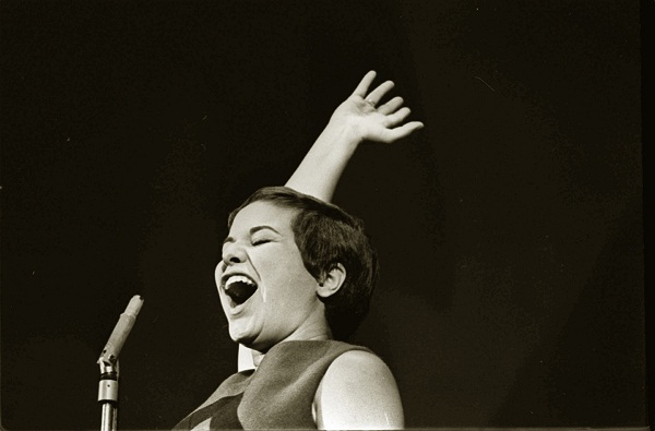 ELIS REGINA CANTANDO