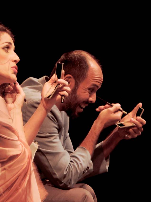 Quitéria Kelly e Henrique Fontes, do grupo Carmin, de Natal, na peça Jacy