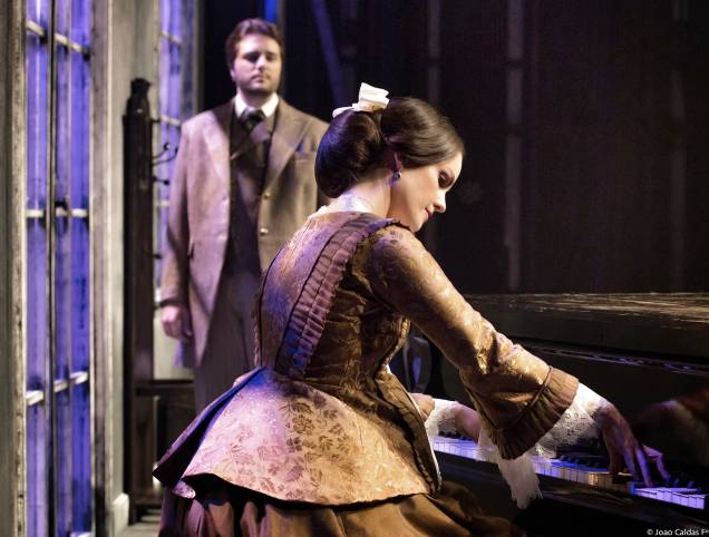 Querido Brahms: drama sobre a visita do compositor Johannes Brahms a um casal de amigos, os também músicos Robert e Clara Schumann Querido Brahms: drama sobre a visita do compositor Johannes Brahms a um casal de amigos, os também músicos Robert e Clara Schumann
