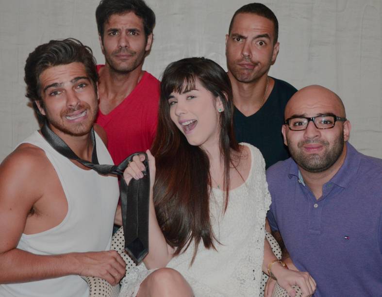 Amanda Parisi no centro do elenco: comédia é deflagrada por um episódio de adultério