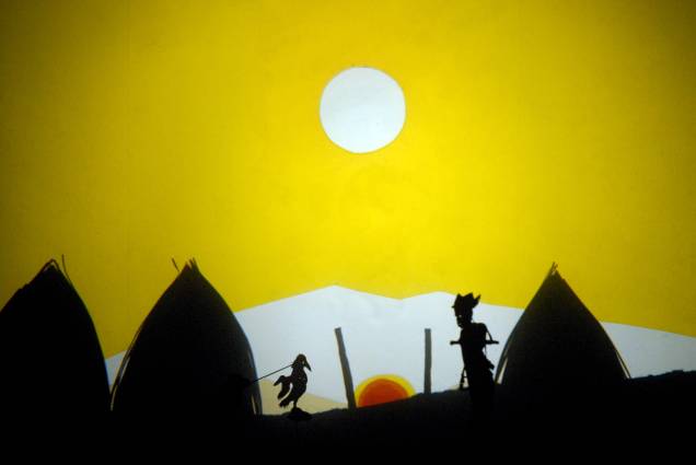 O Pássaro do Sol:  teatro de sombras narra a história de um jovem que se transforma em pássaro para ir ao céu e roubar as chamas do palácio do Sol