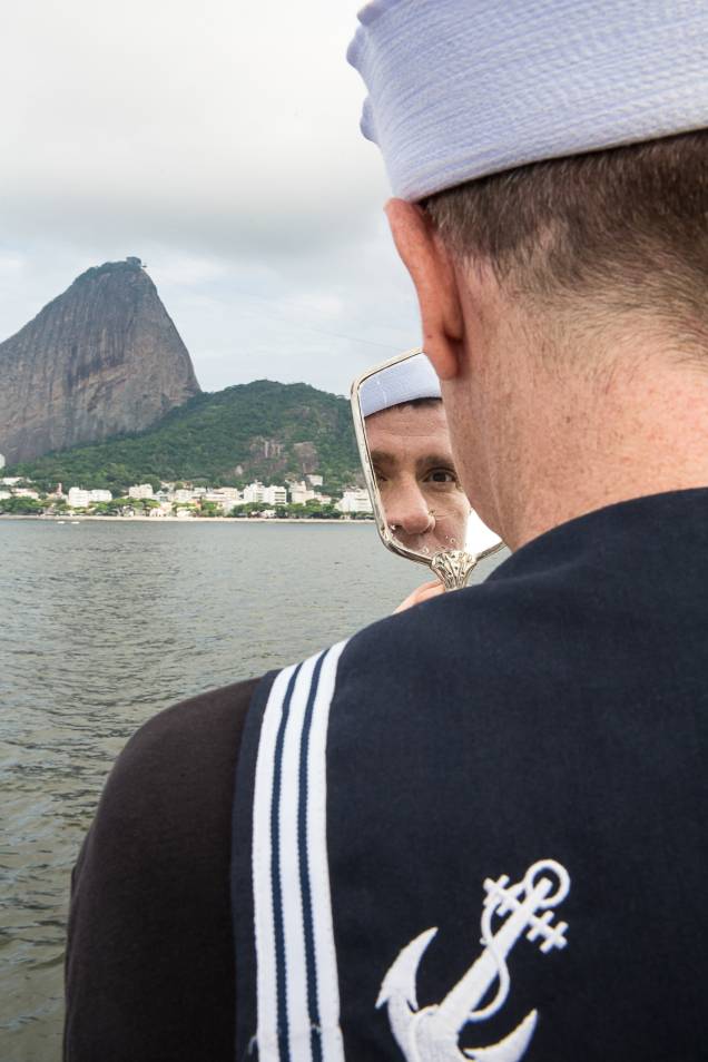 Luis Salem em Bom-Crioulo: monólogo é encenado sobre uma escuna em movimento na Baía de Guanabara Luis Salem em Bom-Crioulo: monólogo é encenado sobre uma escuna em movimento na Baía de Guanabara