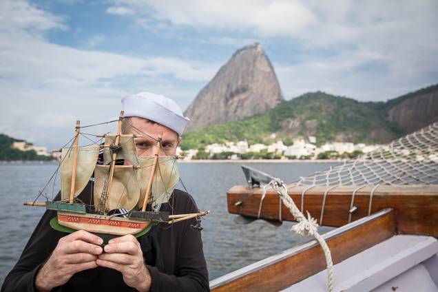 Luis Salem em Bom-Crioulo: monólogo é encenado sobre uma escuna em movimento na Baía de Guanabara Luis Salem em Bom-Crioulo: monólogo é encenado sobre uma escuna em movimento na Baía de Guanabara