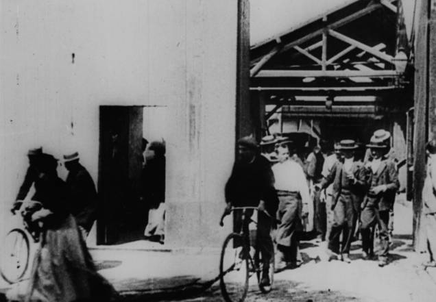Imagem de documentário dos Irmãos Lumière: registros do movimento das cidades com uma câmera est´tica