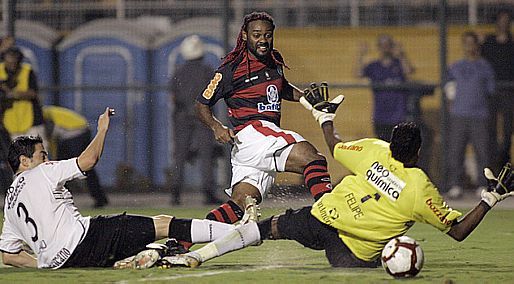 Vagner Love marcou no atual goleiro rubro-negro o gol que classificou o Flamengo contra o Corinthians na Libertadores de 2010
