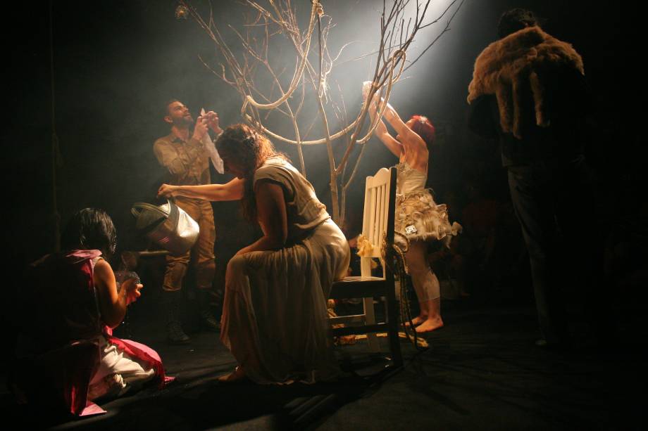 Só: espetáculo comemora 30 anos do grupo Sobrevento no teatro de animação