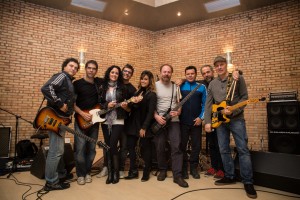 Frejat, Dado Villa-Lobos, Andrea Coutinho, Evandro Mesquita, Nicole Cyrne (que, como Andrea, faz backing vocal na atual Blitz), Bi Ribeiro, Toni Platão, João Barone e Liminha em foto de Juliana Cerdeira: parte do timaço convidado