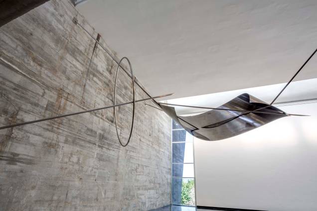Obra de Iole de Freitas: criação pensada para o salão do MAM Obra de Iole de Freitas: criação pensada para o salão do MAM