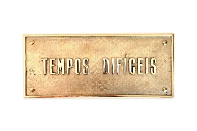Tempos Difíceis, de Ivan Grilo, uma placa em bronze, com o nome da obra inscrito