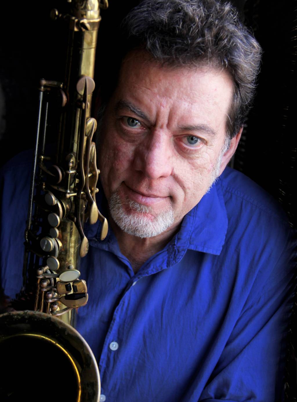 Leo Gandelman posa com saxofone