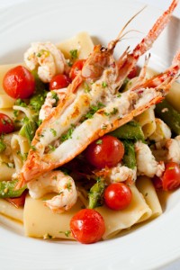 Paccheri agli scampi, com aspargos frescos e tomatinhos de 