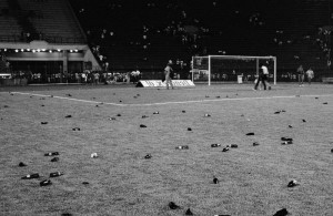 Cenário deprimente após a chuva de garrafas que antecipou o encerramento do jogo pela Libertadores de 1991