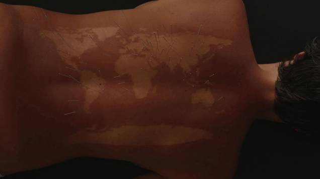 Mari Fraga: a artista gravou um mapa-múndi nas costas, através da luz solar