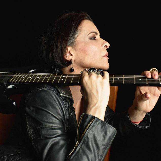 Marina Lima: voz e violão