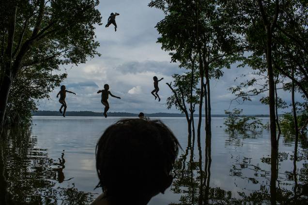 Foto de Mauricio Lima mostra crianças da tribo Munduruku brincando às margens do Rio Tapajós (PA): premiada na categoria vida cotidiana