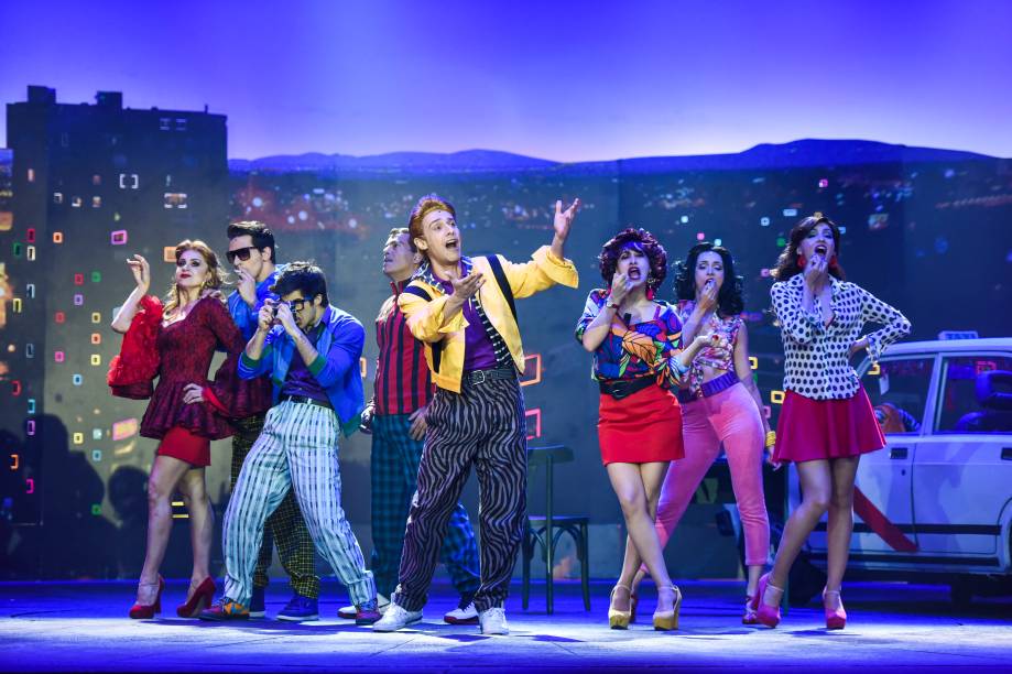 A versão brasileira do musical, assinada por Miguel Falabella, mantém o colorido do filme de Almodóvar